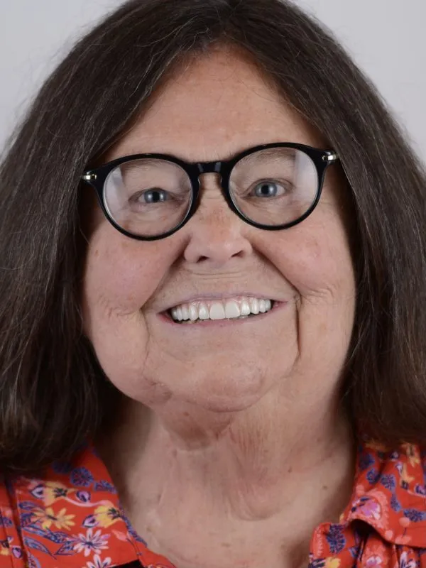 Mujer después de implantes dentales y carillas superiores.