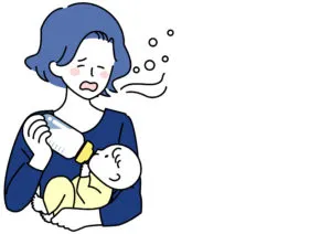 Mujer bebiendo de biberón mientras lo sostiene.